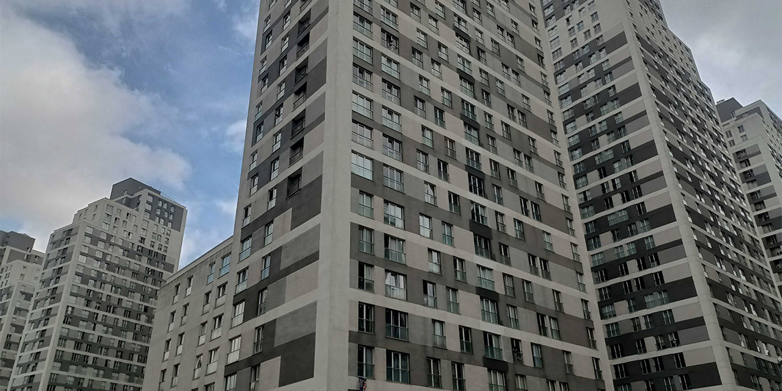 Esenyurt'ta 23. kattan atladı; komşusunun üzerine düştü