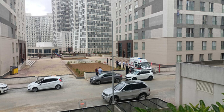 Esenyurt'ta 23. kattan atladı; komşusunun üzerine düştü