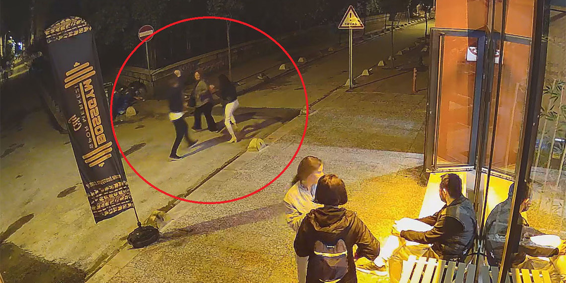 Eski sevgilisinin spor eğitmenini 12 yerinden bıçakladığı saldırının görüntüleri ortaya çıktı. Görüntülerde; Fatih Durmaz'ın, arkadaşı Ayşe S. ile sokakta bekleyen Gamze C.'nin arkasından koştuğu, yere düşen kadını defalarca bıçakladığı, ardından koşarak uzaklaştığı anlar yer aldı.