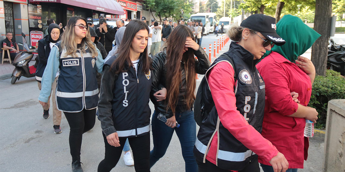 İkinci el araç sahiplerini dolandıran şüphelilere operasyon