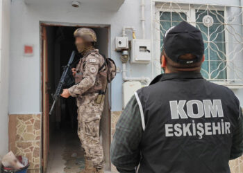 İkinci el araç sahiplerini dolandıran şüphelilere operasyon