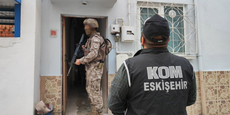 İkinci el araç sahiplerini dolandıran şüphelilere operasyon