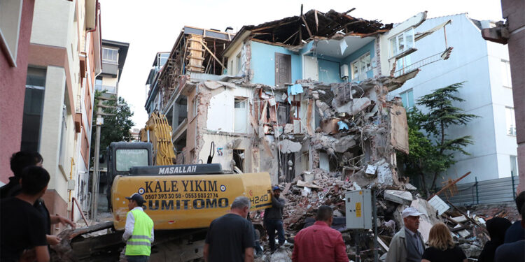 Eskişehir'de kerpiç binanın çökmesi kameraya yansıdı