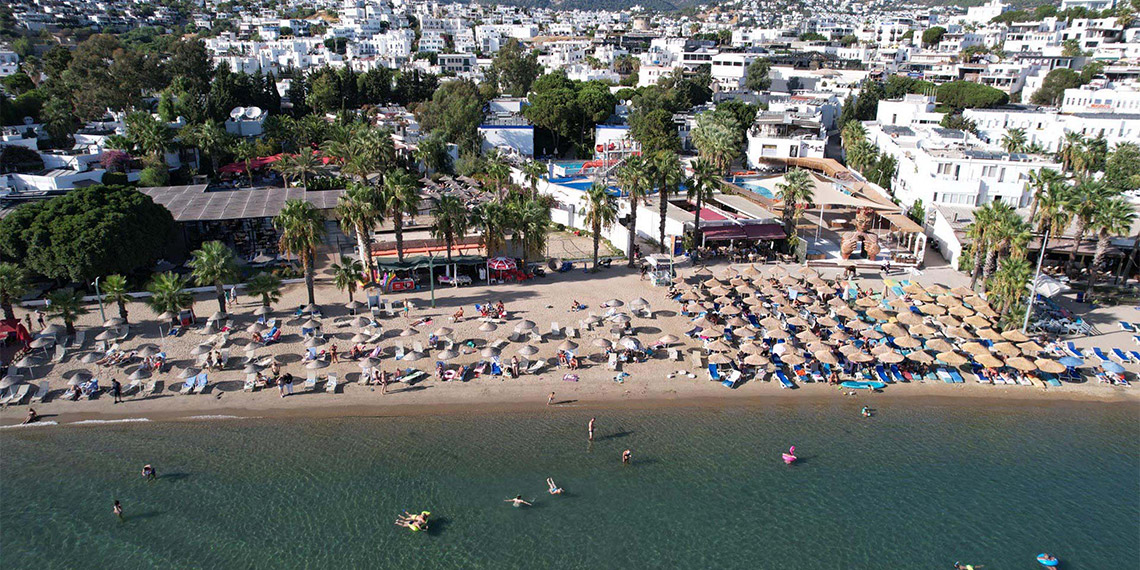 Türkiye Otelciler Federasyonu (TÜROFED) Başkan Yardımcısı, Ege Turistik İşletmeler ve Konaklamalar Birliği (ETİK) Başkanı Mehmet İşler, turizm sektöründe çifte bayram yaşandığını ifade etti.