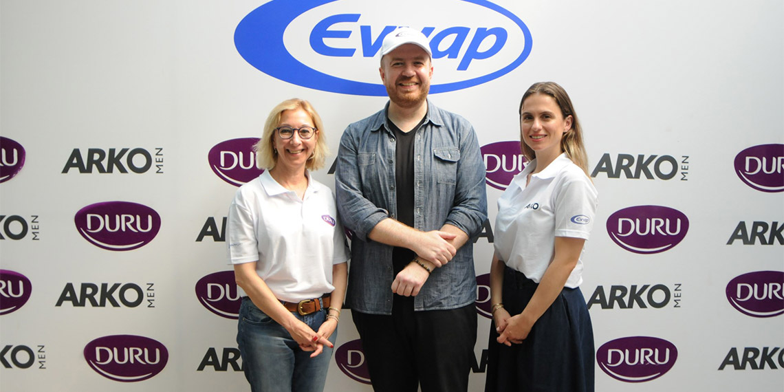 Kişisel temizlik ve bakım şirketi Evyap deprem bölgesinde hijyen istasyonu ve mobil berber projesini hayata geçirdi.