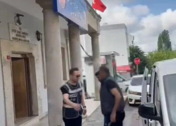 Evinin önünde barikat kuran kadını tehdit eden kişi yakalandı