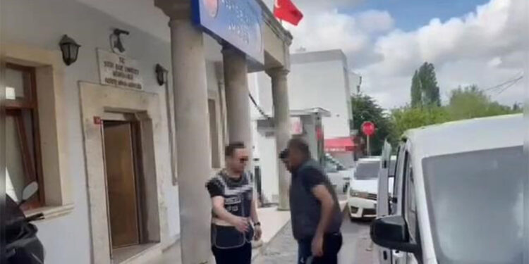 Evinin önünde barikat kuran kadını tehdit eden kişi yakalandı