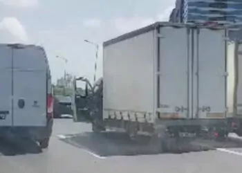 Yol verme tartışmasında kamyonet şoförleri birbirine girdi