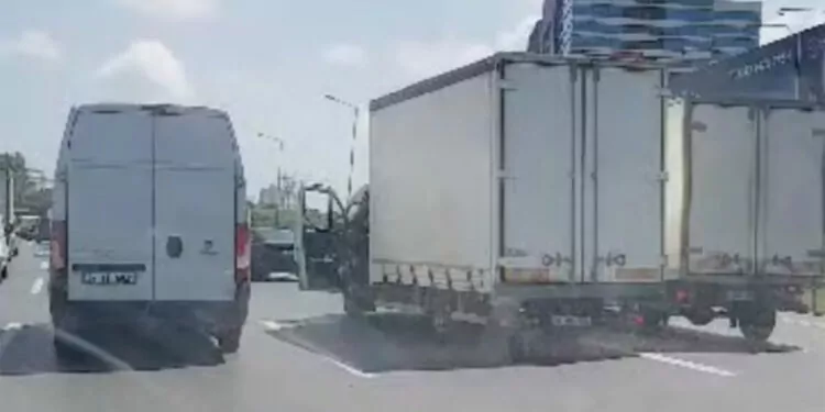 Yol verme tartışmasında kamyonet şoförleri birbirine girdi