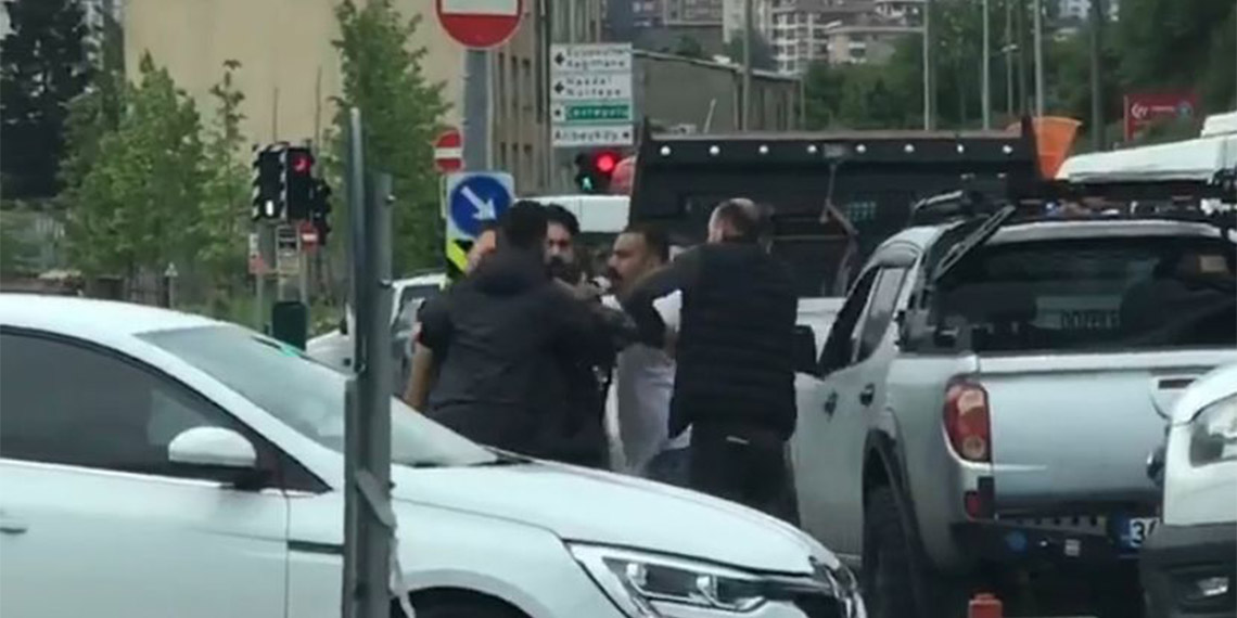 Eyüpsultan'da kaza yapan iki otomobil sürücüsü birbirine girdi