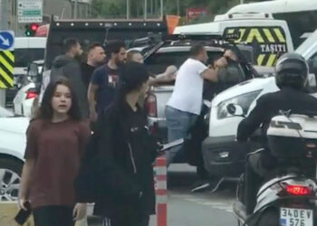 Eyüpsultan'da kaza yapan iki otomobil sürücüsü birbirine girdi
