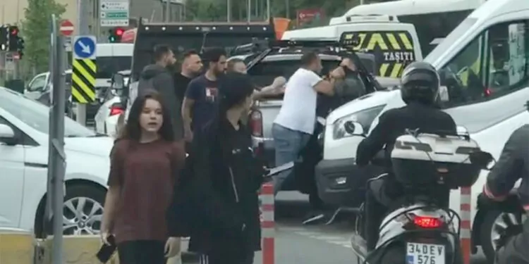 Eyüpsultan'da kaza yapan iki otomobil sürücüsü birbirine girdi