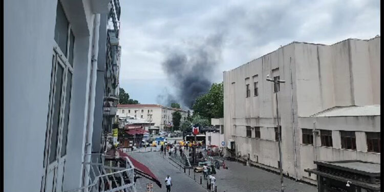 Fatih'te depoda yangın