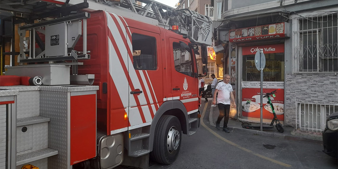 Fatih'te dar sokaklar itfaiyeye geçit vermedi