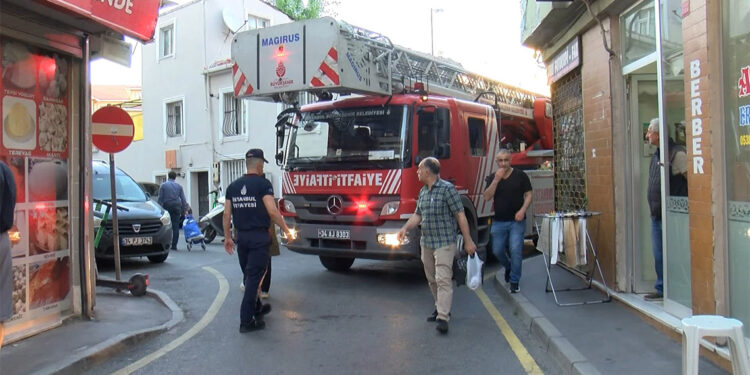Fatih'te dar sokaklar itfaiyeye geçit vermedi