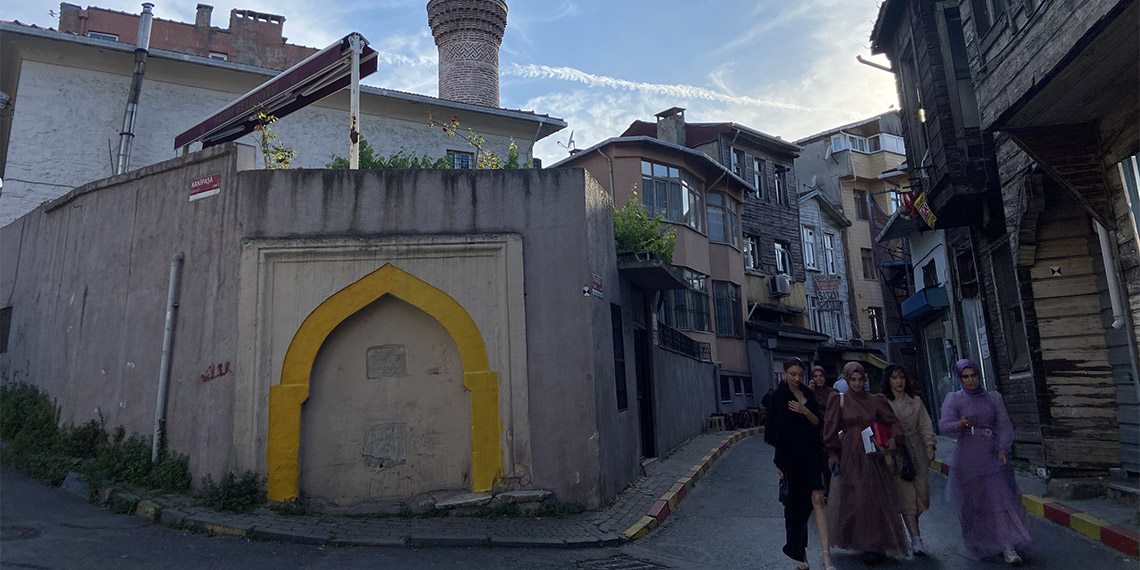 Salih Paşa Çeşmesi'ni sarı kırmızı renklere boyadılar