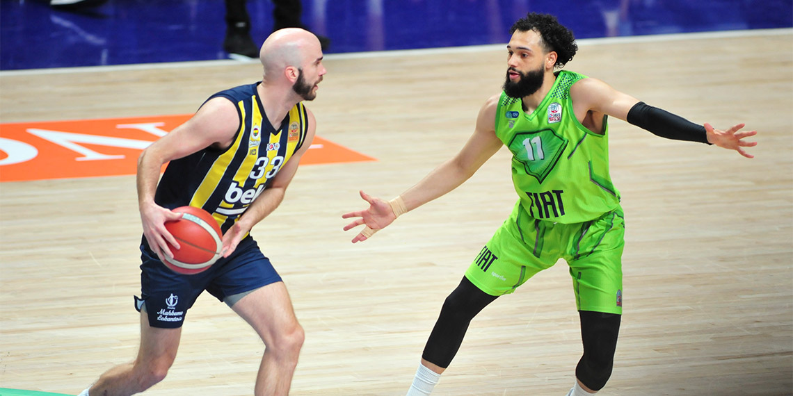 Türkiye Sigorta Basketbol Süper Ligi Play-Off Çeyrek Final ikinci maçında TOFAŞ'ı 98-87 mağlup eden Fenerbahçe Beko yarı finale yükseldi. Sarı-lacivertliler, yarı finalde Anadolu Efes'in rakibi oldu.