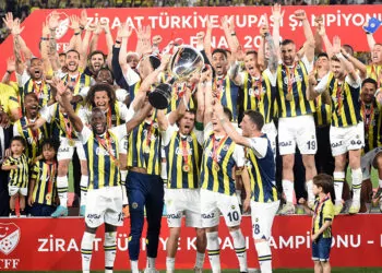 Fenerbahçeli oyuncular kupa coşkusu yaşadı