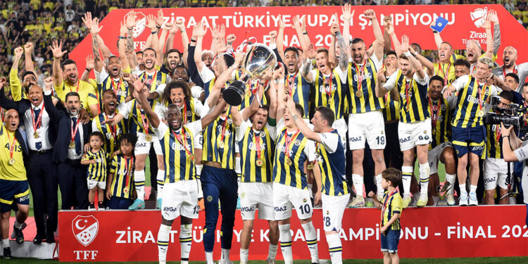 Fenerbahçeli oyuncular kupa coşkusu yaşadı