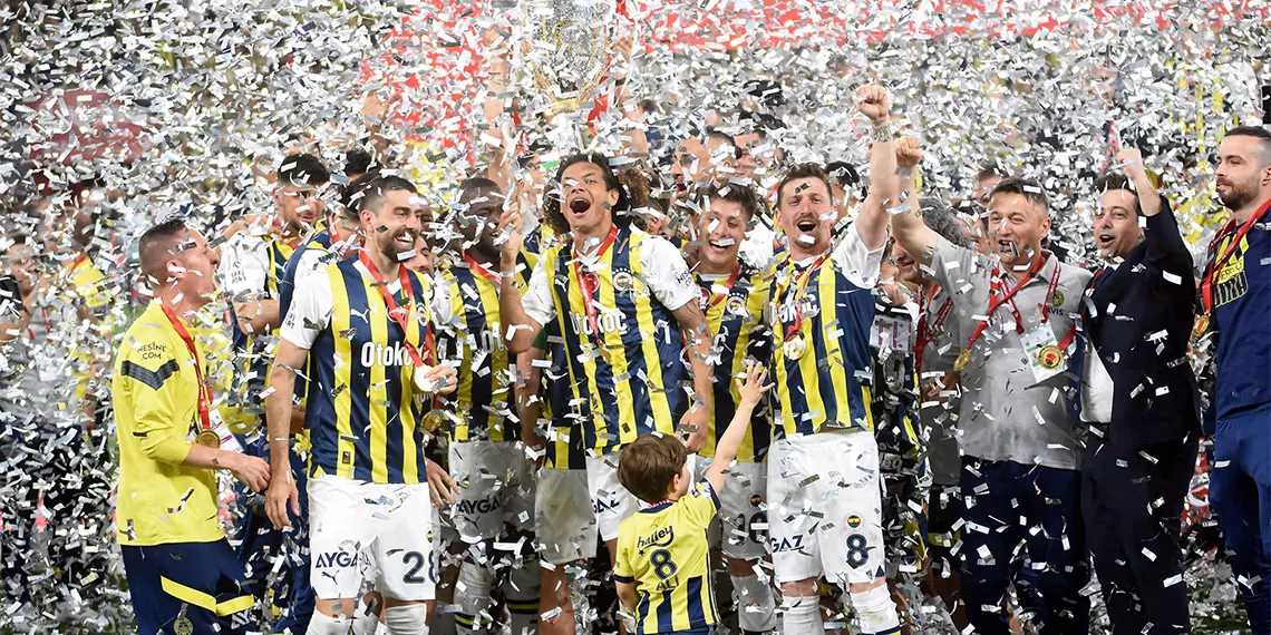 Fenerbahçe’ye ziraat türkiye kupası’nı gençlik ve spor bakanı osman aşkın bak, i̇zmir ak parti milletvekili mehmet muharrem kasapoğlu ve futbol federasyonu başkanı mehmet büyükekşi takdim etti. Fenerbahçeli oyuncular kupa coşkusunu yaşadı. Başakşehir takımı oyuncuları da kupa şampiyonu fenerbahçe’yi alkışladı.