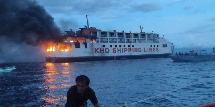 Filipinler'de yolcu gemisinde yangın