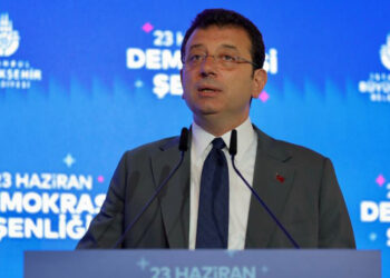 Muhalefeti yeniden inşa etmek zorundayız