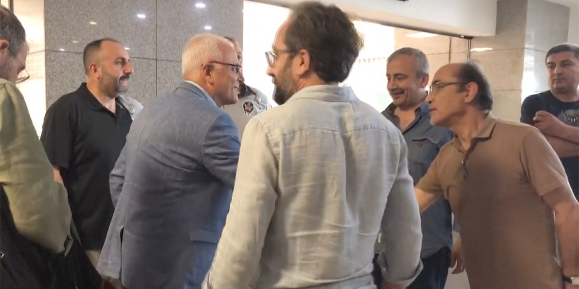 Televizyon programında yaptığı açıklamalar nedeniyle hakkında soruşturma başlatılan gazeteci Merdan Yanardağ tutuklandı.