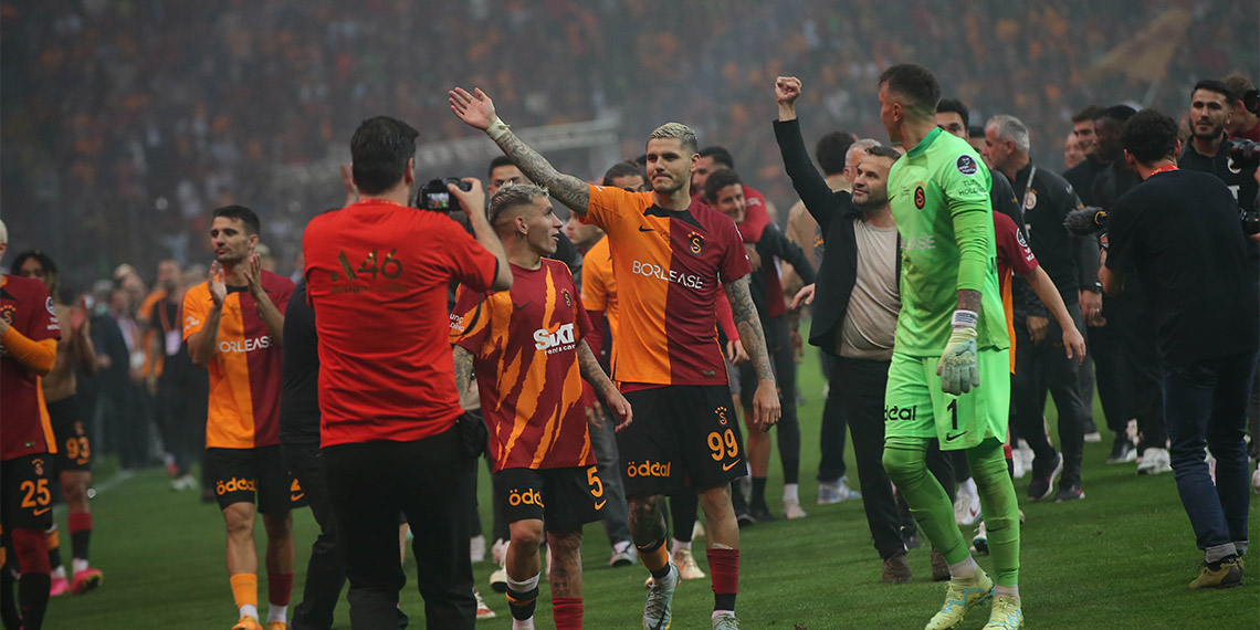 Galatasaray Teknik Direktörü Okan Buruk, "Hak ettiğimiz bir şampiyonluk aldık. Hedefimiz sonraki yılın takımı ve Avrupa kupaları. Bu akşam güzel bir kutlama yapacağız" dedi.
