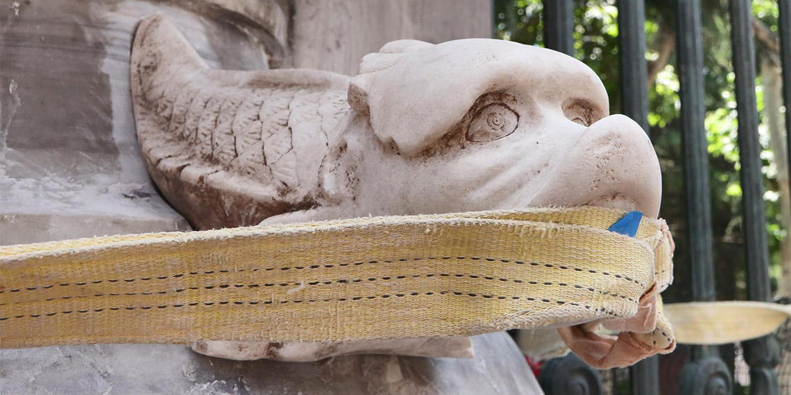 Kayıp yılan heykelinin yerine kopyası yerleştirildi