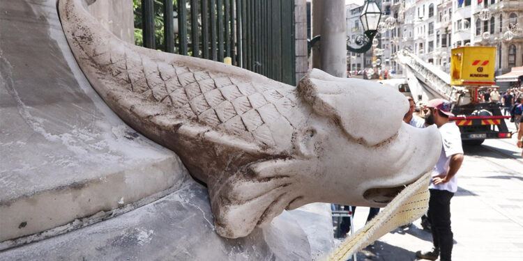 Kayıp yılan heykelinin yerine kopyası yerleştirildi