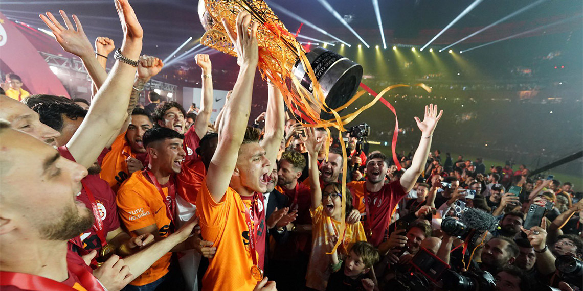 Süper Lig'in 37’nci haftasında Fenerbahçe ile oynadığı maçın ardından Galatasaray şampiyonluk kupasını kaldırdı.