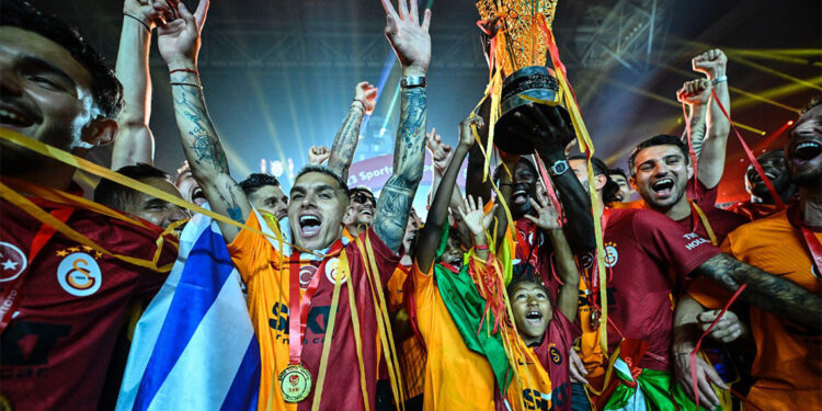 Galatasaray şampiyonluk kupasını kaldırdı