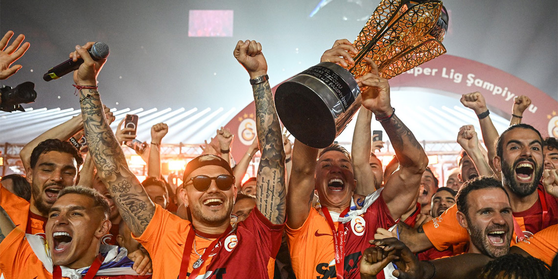 Galatasaray şampiyonluk kupasını kaldırdı