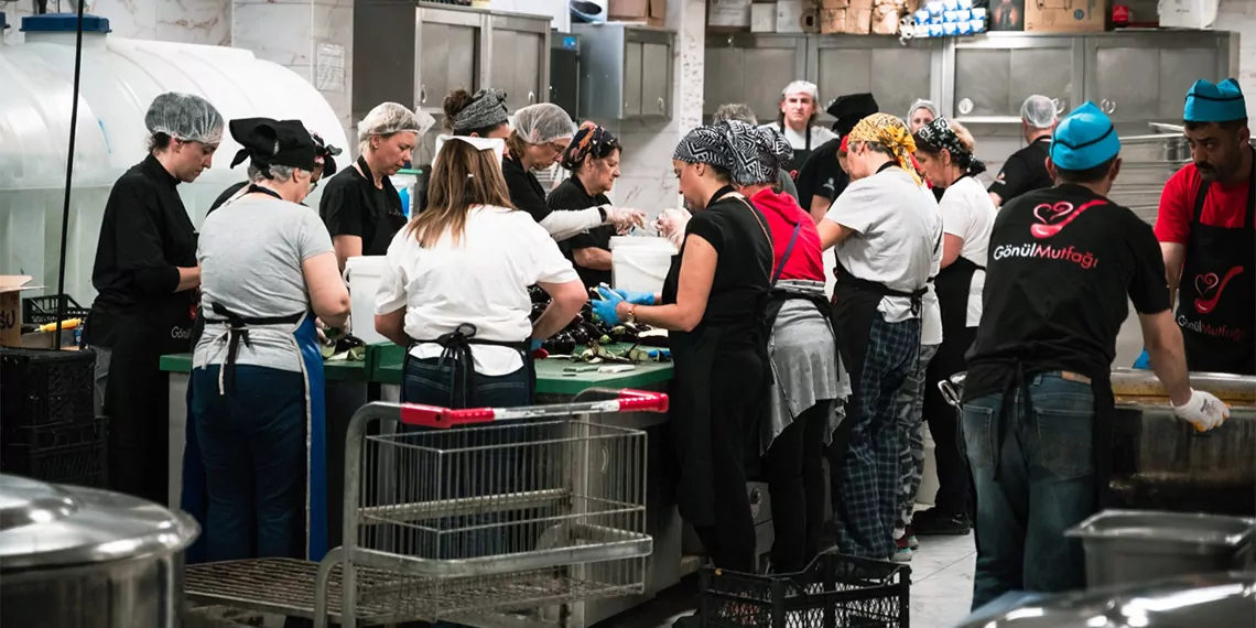 Dünyanın farklı ülkelerinden 1000 şefin aday gösterildiği ve 700 şefin değerlendirildiği gastronominin nobel’i olarak adlandırılan basque culinary world prize (bcwp) 2023'ün kazananı şef ebru baybara demir oldu. Şef ebru baybara demir bu ödülü türkiye’ye taşıyan ilk türk kadın şef oldu.