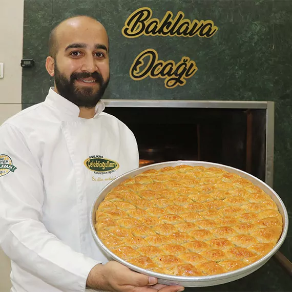 Gaziantep'te baklava ustaları, kurban bayramı dolayısıyla gelen talepleri karşılayabilmek için yoğun mesai harcıyor.