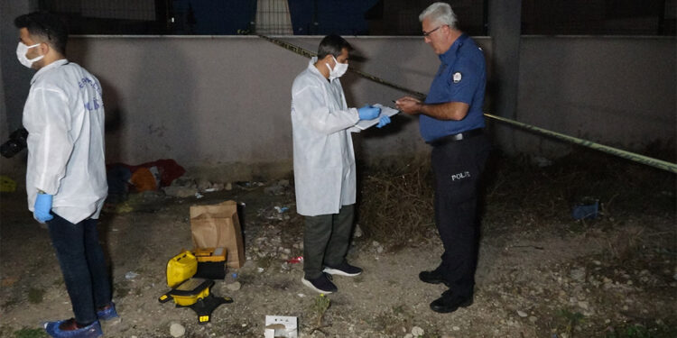 Antalya'da bir kadın boş arazide ölü bulundu