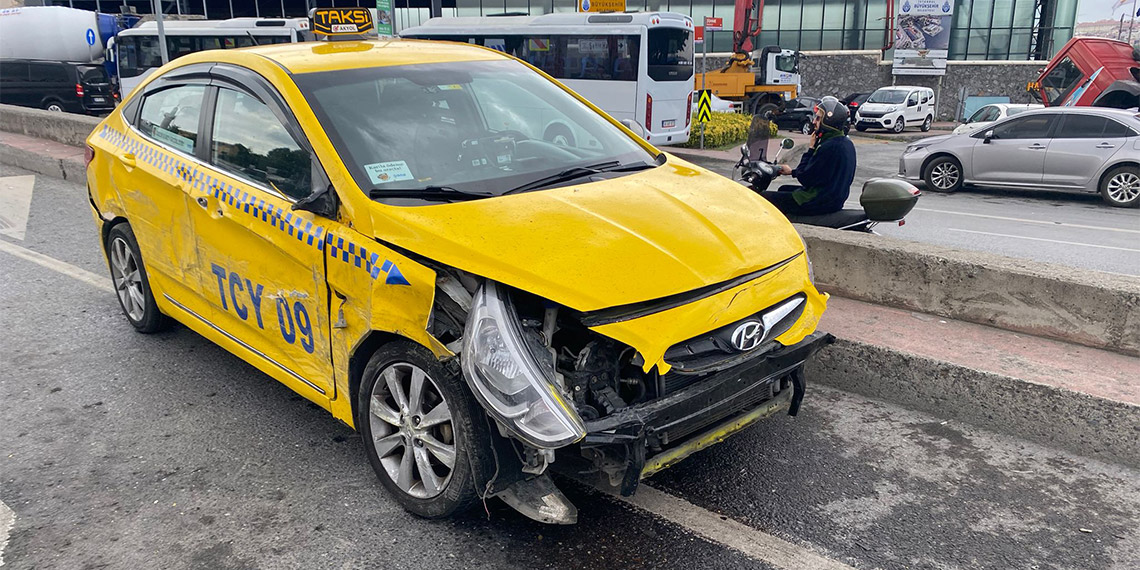 Beyoğlu'nda seyir halindeki İETT otobüsü 6 araca çarptı. Kazada yaralı olmazken, araçlarda hasar oluştu.