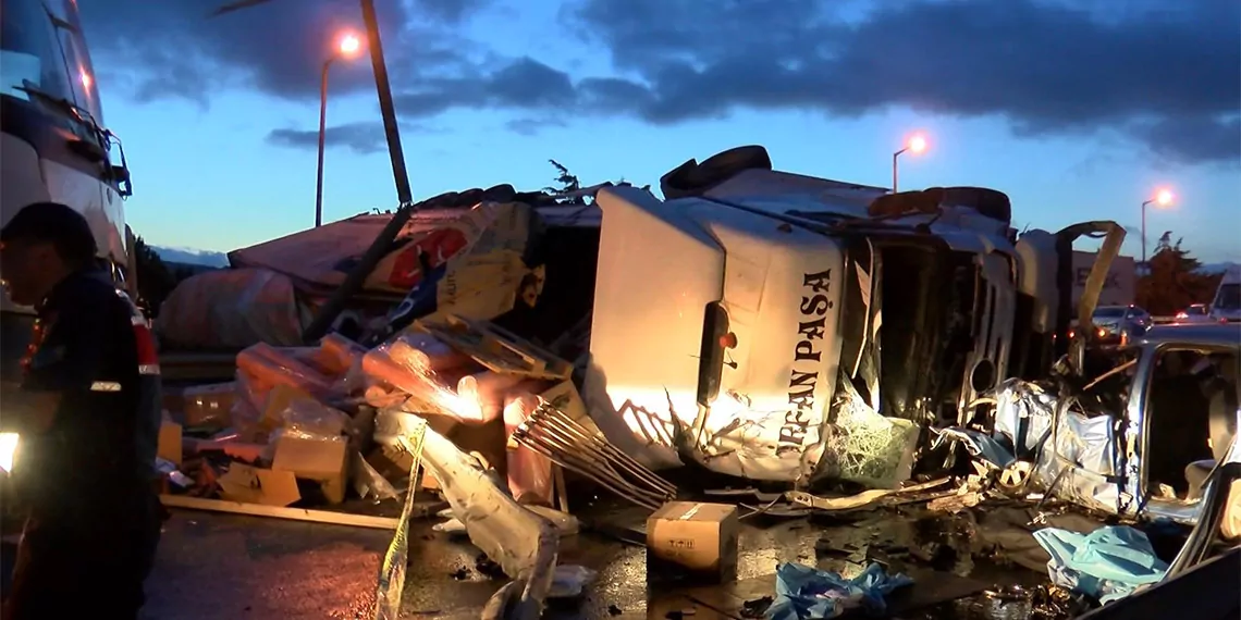 Çatalca'da tir otomobilin üzerine devrildi