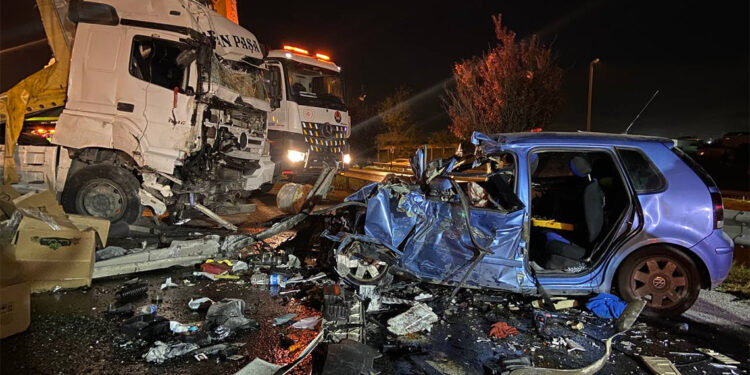 Çatalca'da TIR otomobilin üzerine devrildi