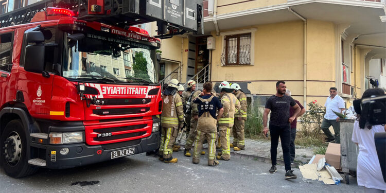 Çekmeköy'de 4 katlı binanın bodrum katında doğalgaz patlaması