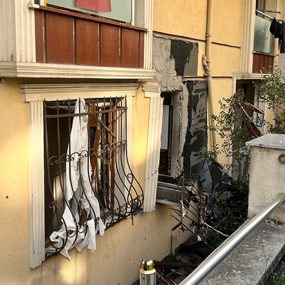 Çekmeköy'de 4 katlı binanın bodrum katında doğalgaz patlaması