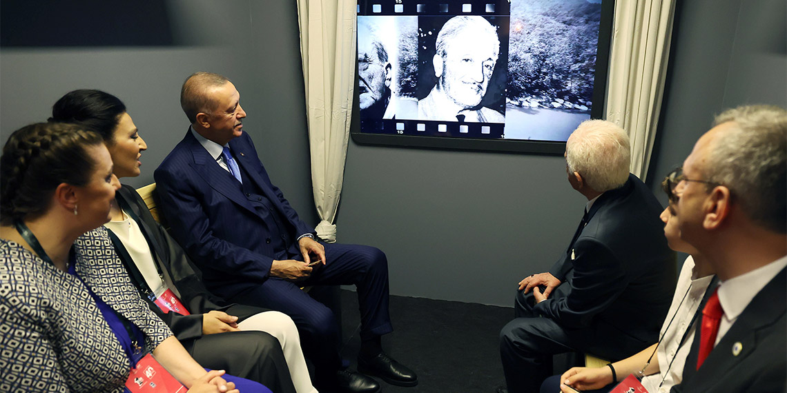 Necip Fazıl Kısakürek anısına düzenlenen '40 Yıl 40 Eser' etkinliğinde konuşan Cumhurbaşkanı Recep Tayyip Erdoğan, "Çok açık ve net söylüyorum CHP bu şekilde siyaset yaptığı sürece, bu ülkede iktidar yüzü göremez. CHP kendini düzeltmediği, değiştirmediği, milletin sesine kulak vermediği müddetçe, bir daha asla yönetime gelemez" dedi.