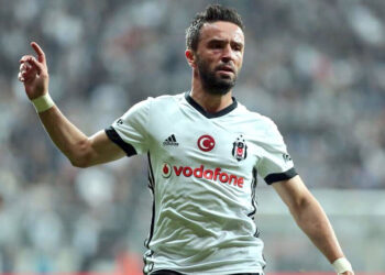Gökhan Gönül futbolu bıraktı