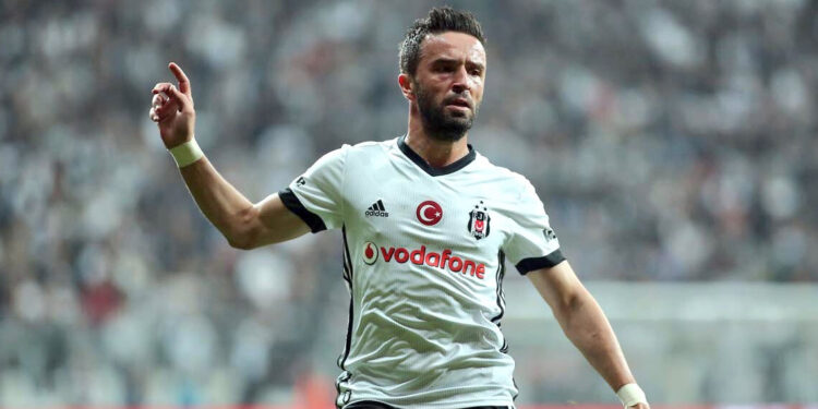 Gökhan Gönül futbolu bıraktı