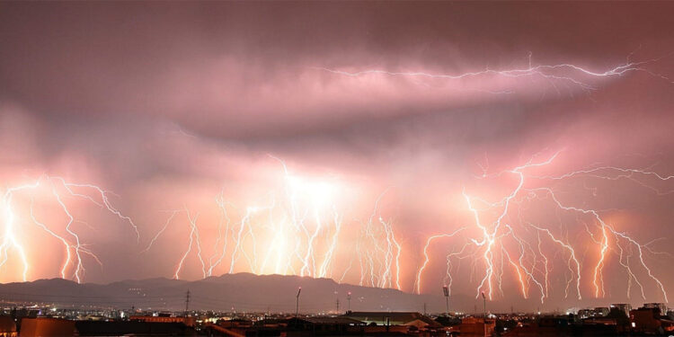 16 dakikada 85 şimşeği fotoğrafladı