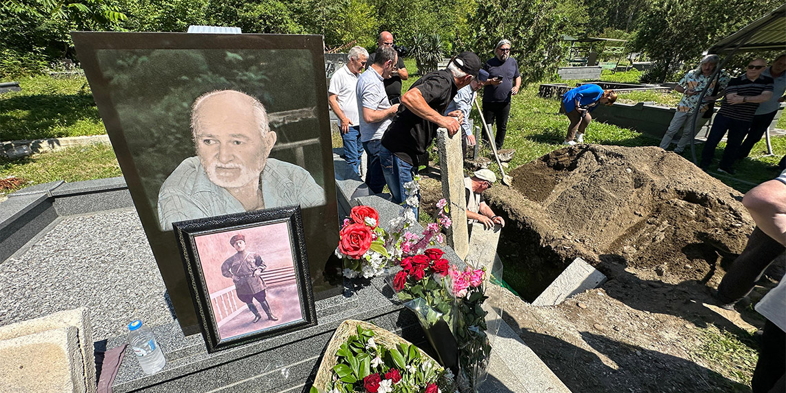 Sovyet askerlerince kurşuna dizilerek öldürülen dede artık gerçek mezarında