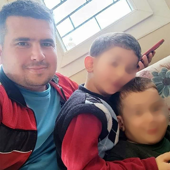 Adana'da tartıştığı güvenlik görevlisini eşini rahatsız ettiği için öldürmüş. Şüpheli Cihad Abalı ifadesinde, eşi Z.A.’yı rahatsız ettiği ve cep telefonundaki aramaları gördüğü gerekçesiyle Şahin ile tartışıp, öldürdüğünü iddia etti.