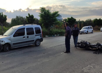 Hafif ticari araç ile çarpışan motosiklet sürücüsü yaralandı