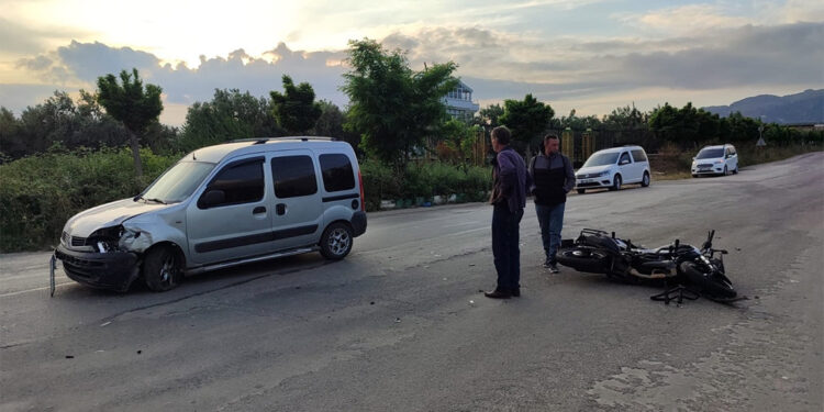 Hafif ticari araç ile çarpışan motosiklet sürücüsü yaralandı