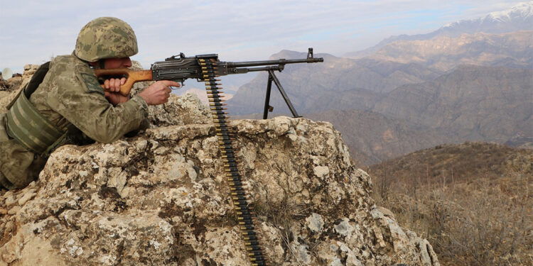 Hakkari'de ikna edilen PKK'lı teslim oldu